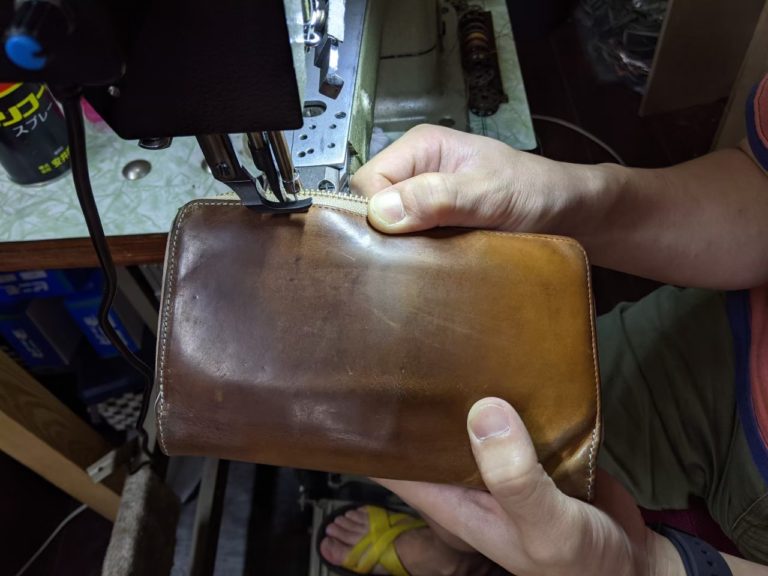 Replacing the Zipper on a Genuine Leather Wallet [Leather Craftsman's Work]